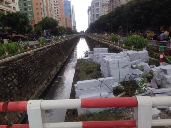 Sạt lở nghiêm trọng trên đường Nguyễn Cơ Thạch, Hà Nội sat lo nghiem trong tren duong nguyen co thach ha noi