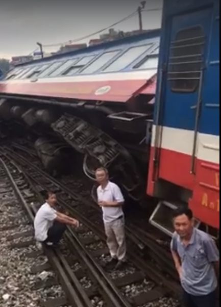 Tàu hỏa chở hơn 100 người trật bánh tại Hà Nội tau hoa cho hon 100 nguoi trat banh tai ha noi