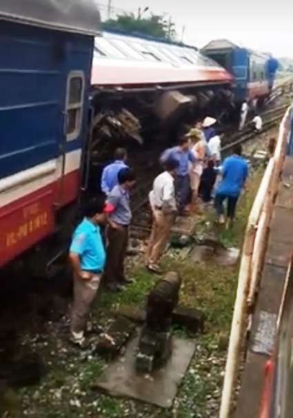 Tàu hỏa chở hơn 100 người trật bánh tại Hà Nội tau hoa cho hon 100 nguoi trat banh tai ha noi