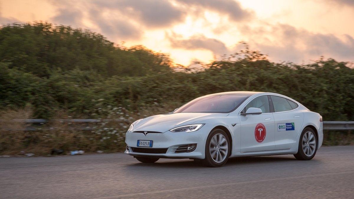 tesla model s lap ky luc moi di duoc 1000 kmlan sac