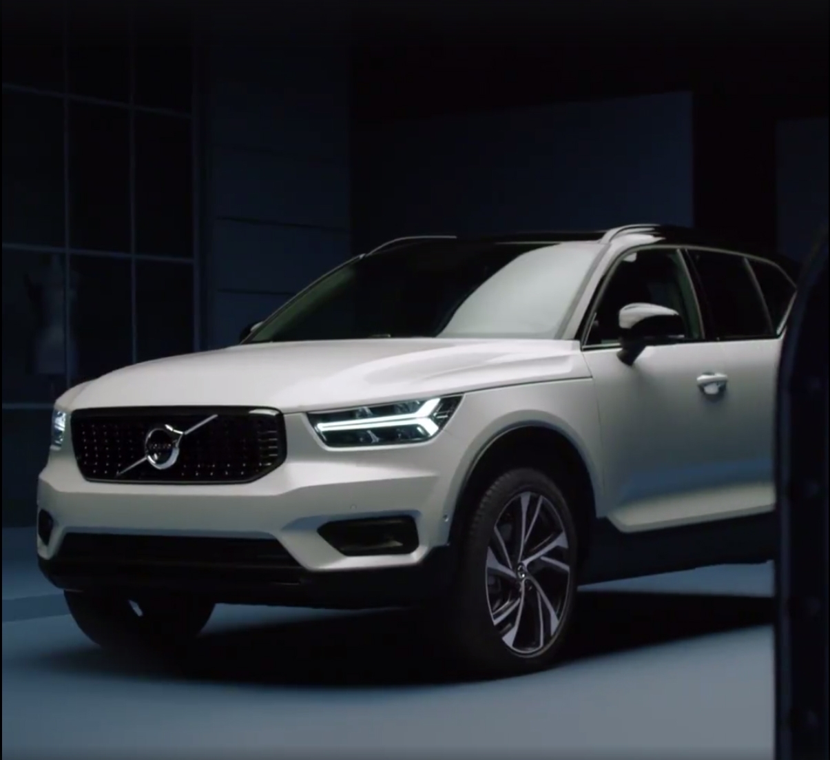 volvo xc40 bat ngo lo dien hoan chinh truoc them ra mat