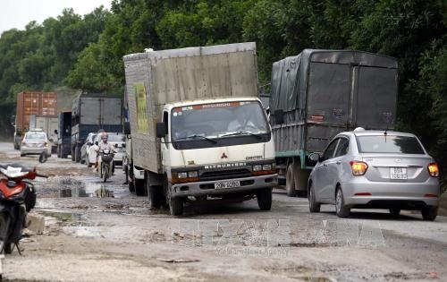 Giải cứu con đường bị "băm" nát vì tài xế né trạm thu phí Quốc lộ 5 giai cuu con duong bi bam nat vi tai xe ne tram thu phi quoc lo 5