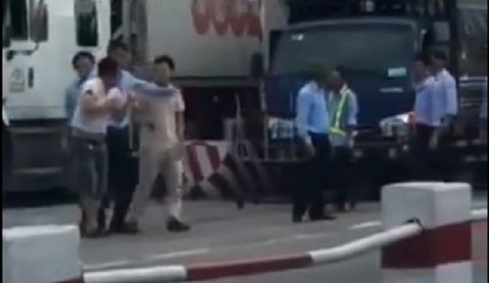 thuc hu thong tin tai xe bi hanh hung vi tra tien le khi qua bot