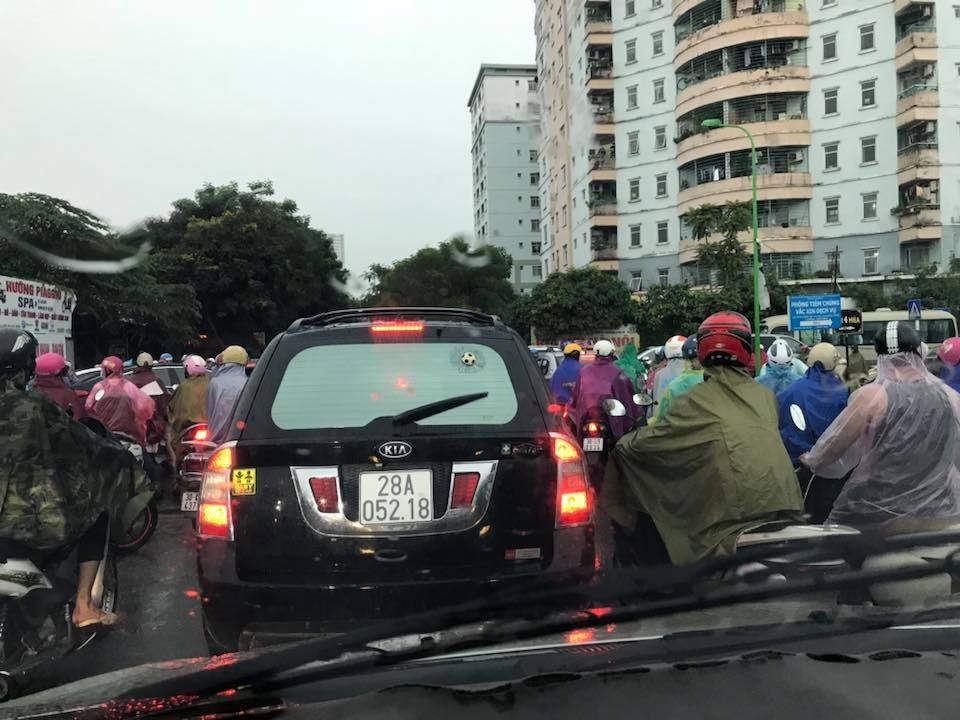 giao thong thu do be tac sau con mua lon sang ngay 1010