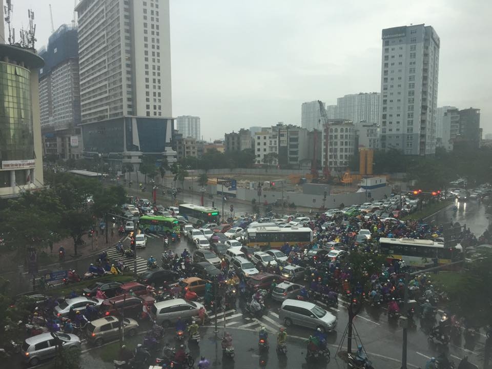 giao thong thu do be tac sau con mua lon sang ngay 1010