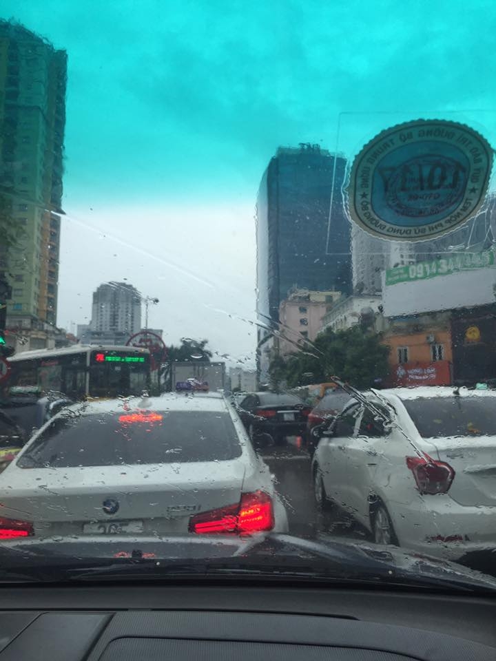 giao thong thu do be tac sau con mua lon sang ngay 1010
