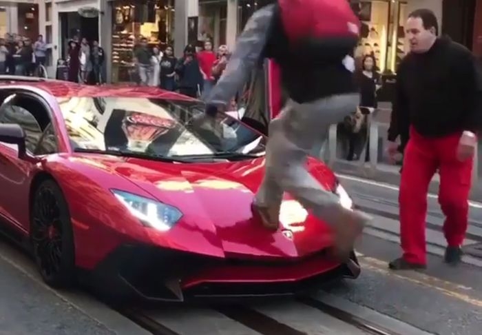 bat tinh vi chon tang dong tren noc sieu xe lamborghini aventador sv