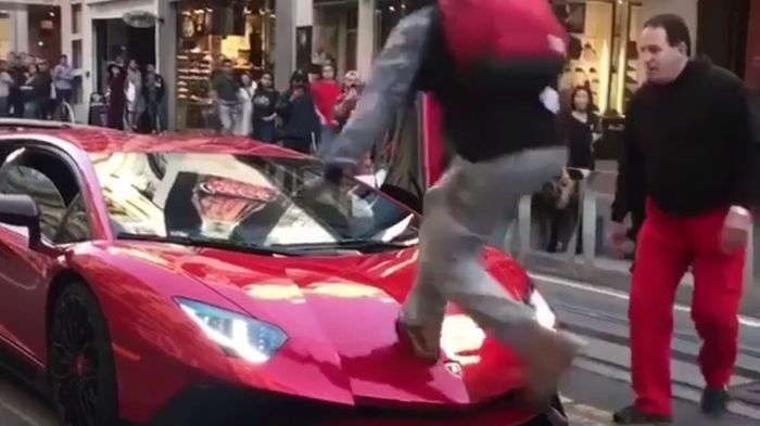 Bất tỉnh vì... chọn "tăng động" trên nóc siêu xe Lamborghini Aventador SV