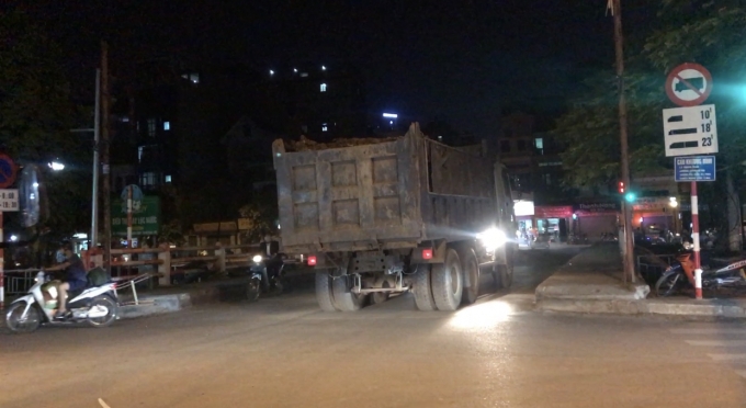 Hà Nội: Xe tải hạng nặng lộng hành đe dọa cầu Khương Đình ha noi xe tai hang nang long hanh de doa cau khuong dinh