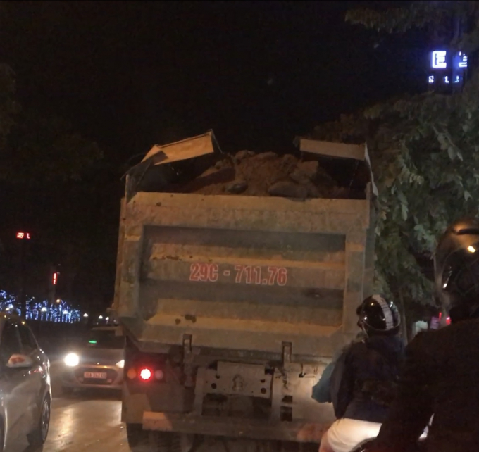 Hà Nội: Xe tải hạng nặng lộng hành đe dọa cầu Khương Đình ha noi xe tai hang nang long hanh de doa cau khuong dinh