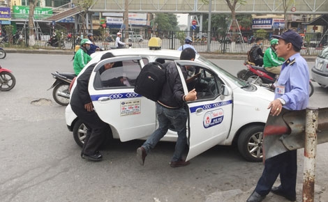 Hà Nội: Loạn taxi trước cổng bệnh viện ha noi loan taxi truoc cong benh vien