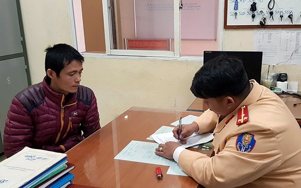 Hà Nội: Tài xế lái xe ngược chiều trên Vành đai 3 bị tước bằng lái 2 tháng ha noi tai xe lai xe nguoc chieu tren vanh dai 3 bi tuoc bang lai 2 thang