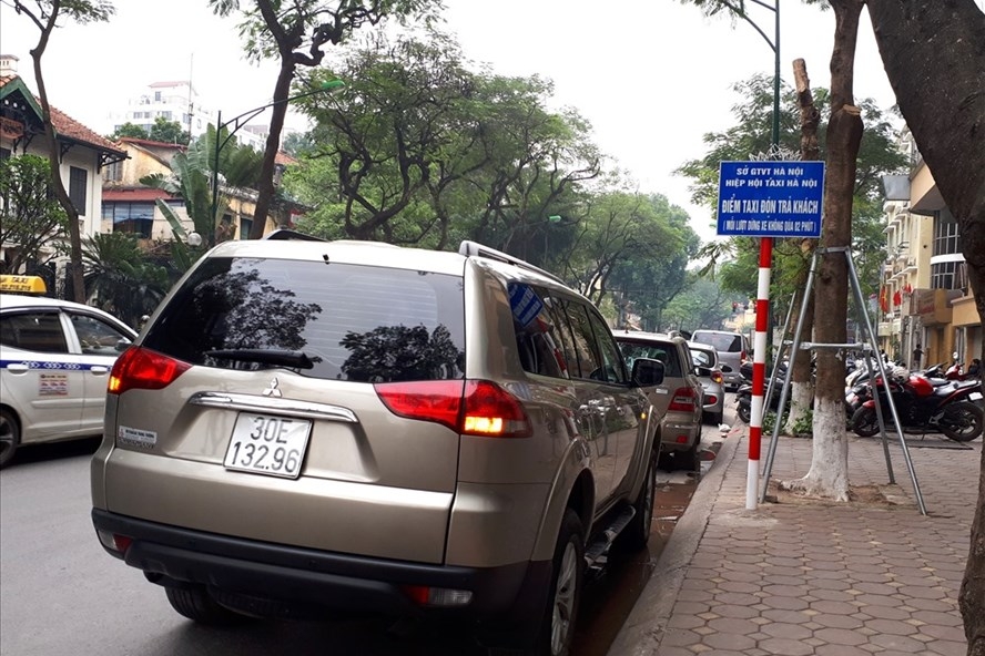Thí điểm điểm dừng, đón, trả khách taxi: Nhiều người dân và tài xế chưa biết thi diem diem dung don tra khach taxi nhieu nguoi dan va tai xe chua biet