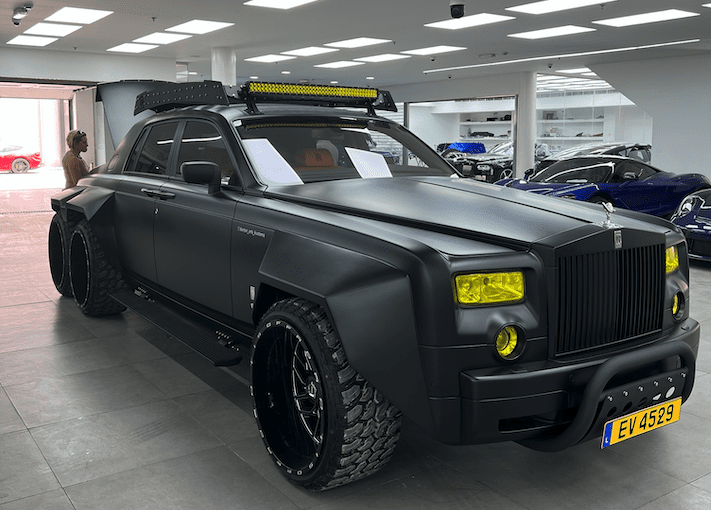 Supercar Blondie lái thử Rolls-Royce 6 bánh, bị người Việt chê vì dùng LED rẻ tiền Supercar Blondie lái thử Rolls-Royce 6 bánh, bị người Việt chê vì dùng LED rẻ tiền