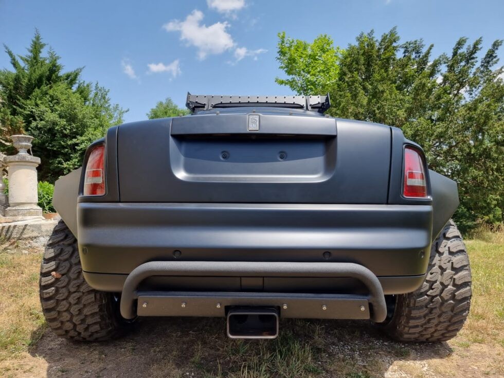 Supercar Blondie lái thử Rolls-Royce 6 bánh, bị người Việt chê vì dùng LED rẻ tiền Supercar Blondie lái thử Rolls Royce 6 bánh, bị người Việt chê vì dùng LED rẻ tiền