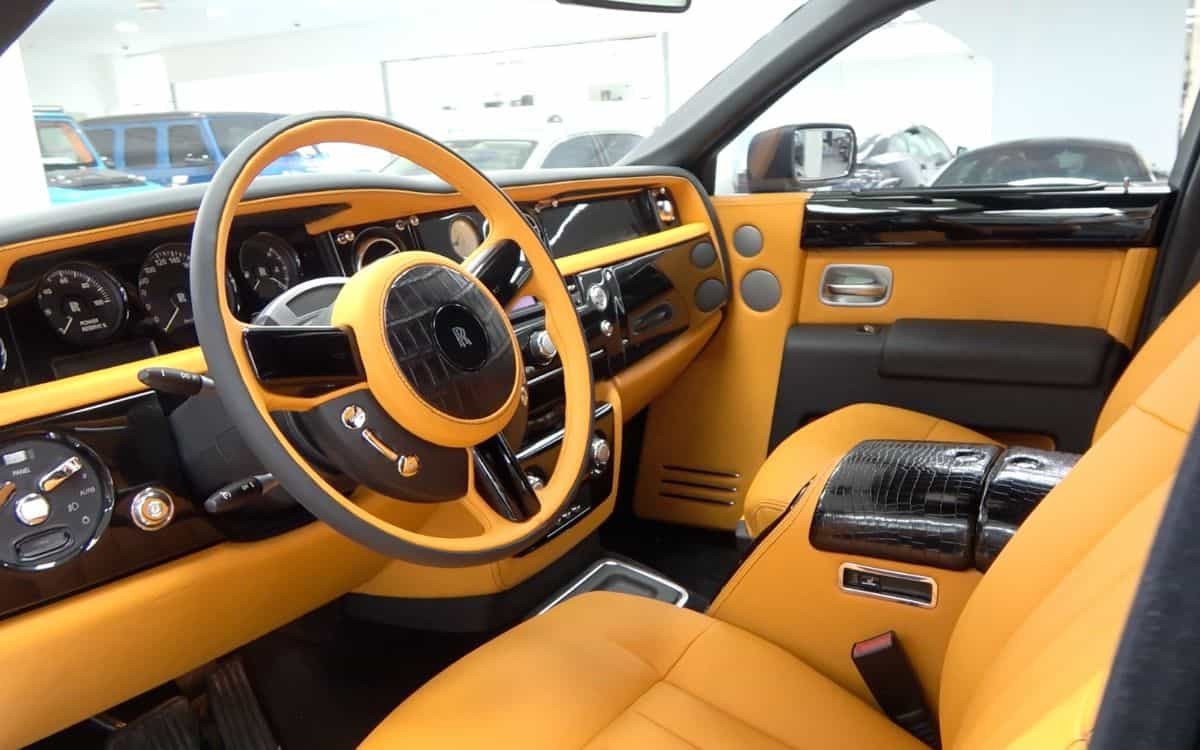 Supercar Blondie lái thử Rolls-Royce 6 bánh, bị người Việt chê vì dùng LED rẻ tiền Supercar Blondie lái thử Rolls-Royce 6 bánh, bị người Việt chê vì dùng LED rẻ tiền