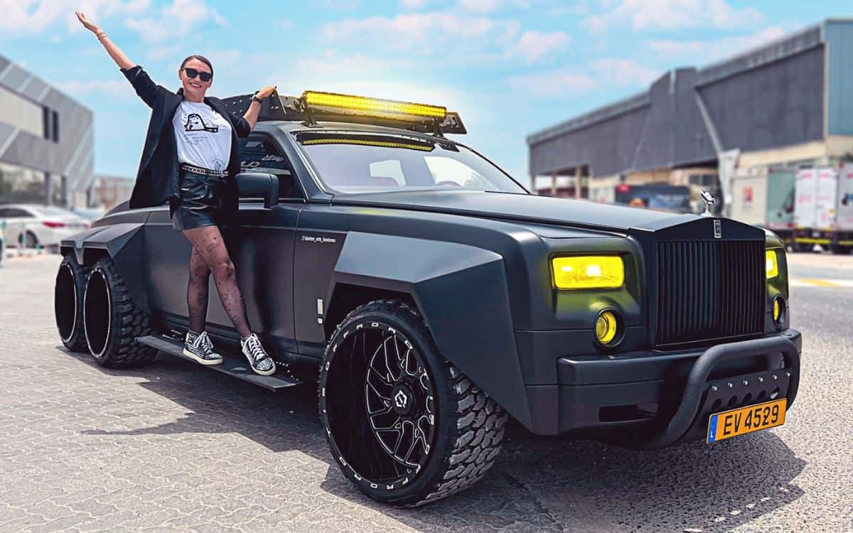 Supercar Blondie lái thử Rolls-Royce 6 bánh, bị người Việt chê vì dùng LED rẻ tiền Supercar Blondie lái thử Rolls-Royce 6 bánh, bị người Việt chê vì dùng LED rẻ tiền