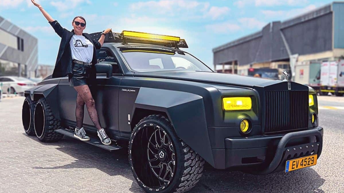 Supercar Blondie lái thử Rolls-Royce 6 bánh, bị người Việt chê vì dùng LED rẻ tiền