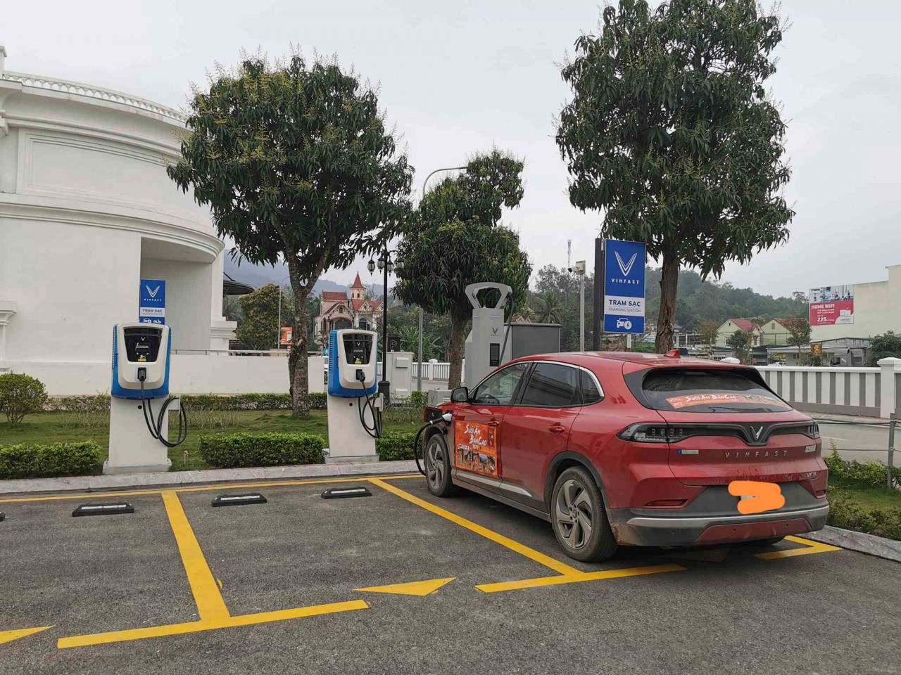VinFast VF8 dễ dàng chinh phục bản cao