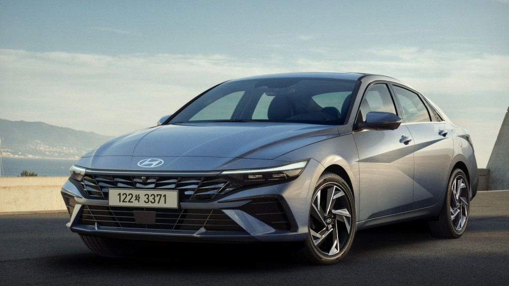 Hyundai Elantra 2023 chính thức lộ diện