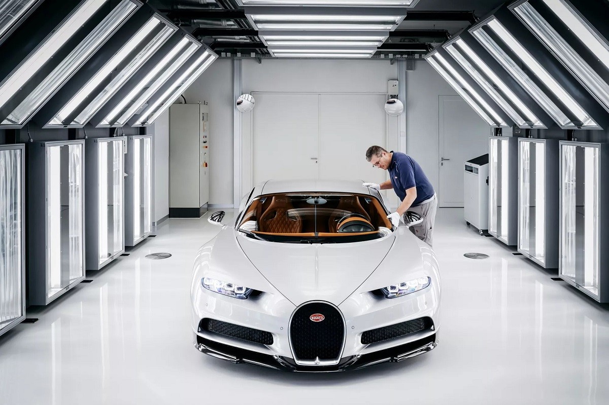 Sơn thủ công một chiếc xe Bugatti mất tới 700 giờ Sơn thủ công một chiếc xe Bugatti mất tới 700 giờ