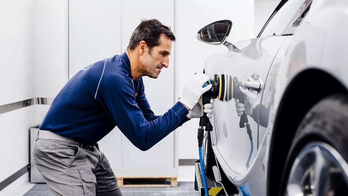 Sơn thủ công một chiếc xe Bugatti mất tới 700 giờ Sơn thủ công một chiếc xe Bugatti mất tới 700 giờ