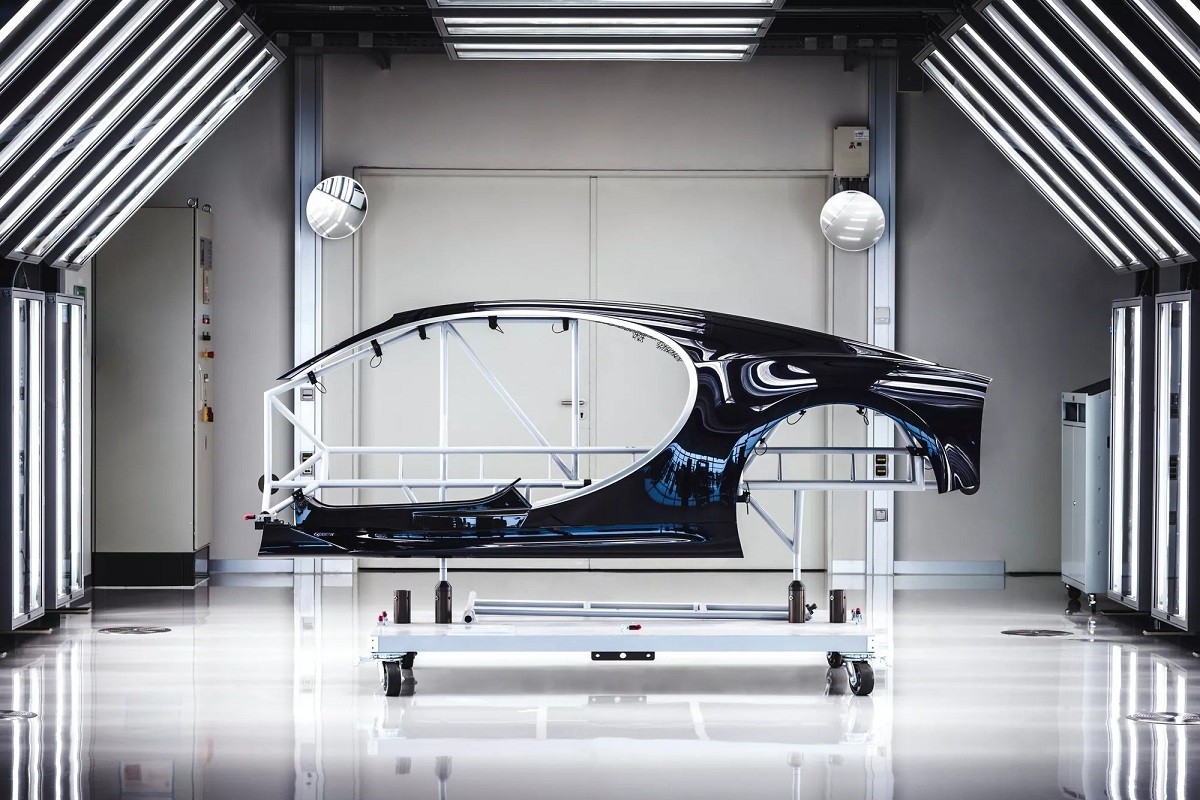 Sơn thủ công một chiếc xe Bugatti mất tới 700 giờ Sơn thủ công một chiếc xe Bugatti mất tới 700 giờ