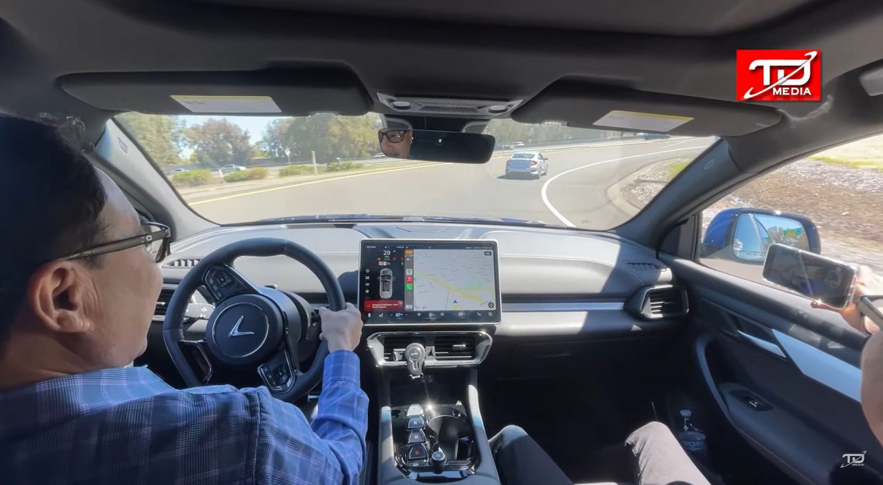 Chủ gara lớn nhất ở California Mỹ nhận xét: “VinFast VF8 an toàn hơn Tesla" Chủ gara lớn nhất ở California Mỹ nhận xét: “VinFast VF8 an toàn hơn Tesla"