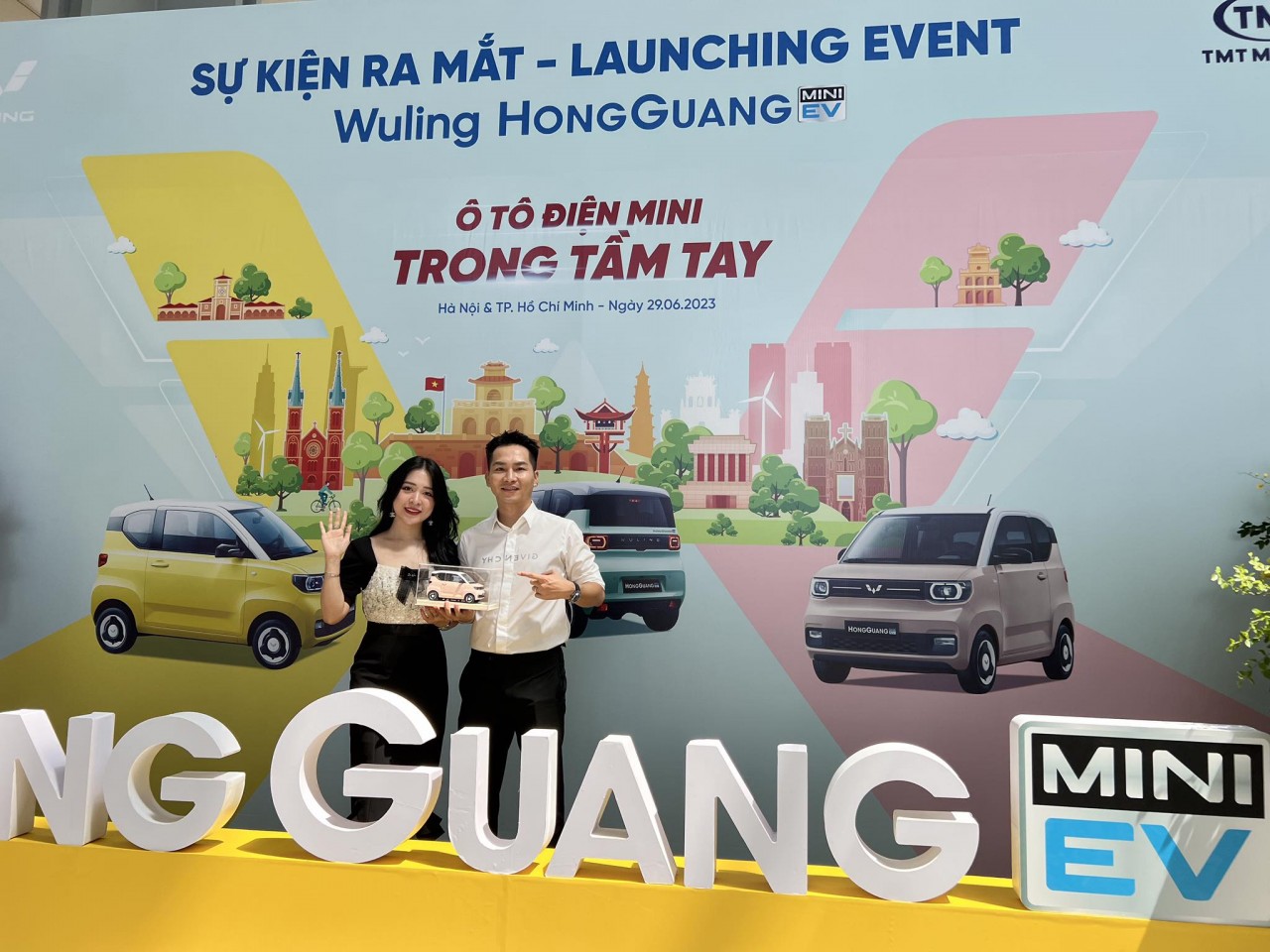 Khách hàng nữ đầu tiên chốt Wuling HongGuang Mini EV: "Tôi mua xe để đi dạo phố, đón hai con cho tiện" Khách hàng nữ đầu tiên chốt Wuling HongGuang Mini EV: "Tôi mua xe để đi dạo phố, đón hai con cho tiện"
