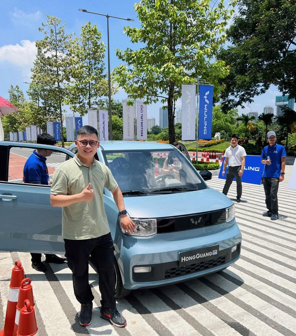 Khách hàng nữ đầu tiên chốt Wuling HongGuang Mini EV: "Tôi mua xe để đi dạo phố, đón hai con cho tiện" Khách hàng nữ đầu tiên chốt Wuling HongGuang Mini EV: "Tôi mua xe để đi dạo phố, đón hai con cho tiện"