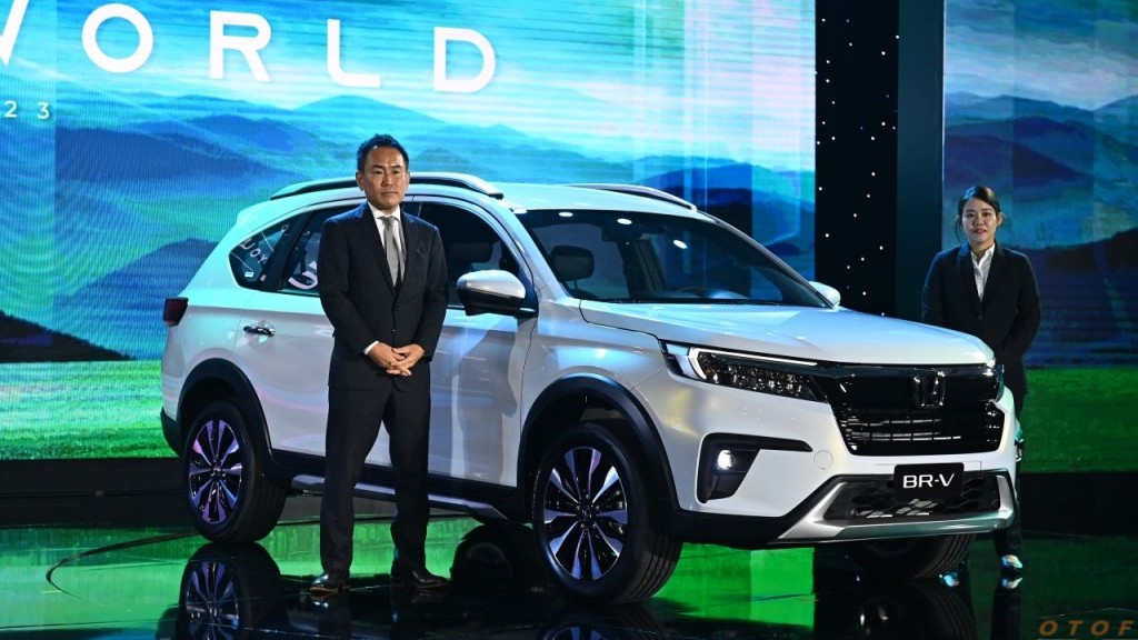 Chênh nhau 44 triệu đồng, Honda BR-V 2023 bản đắt nhất có gì hơn bản base?