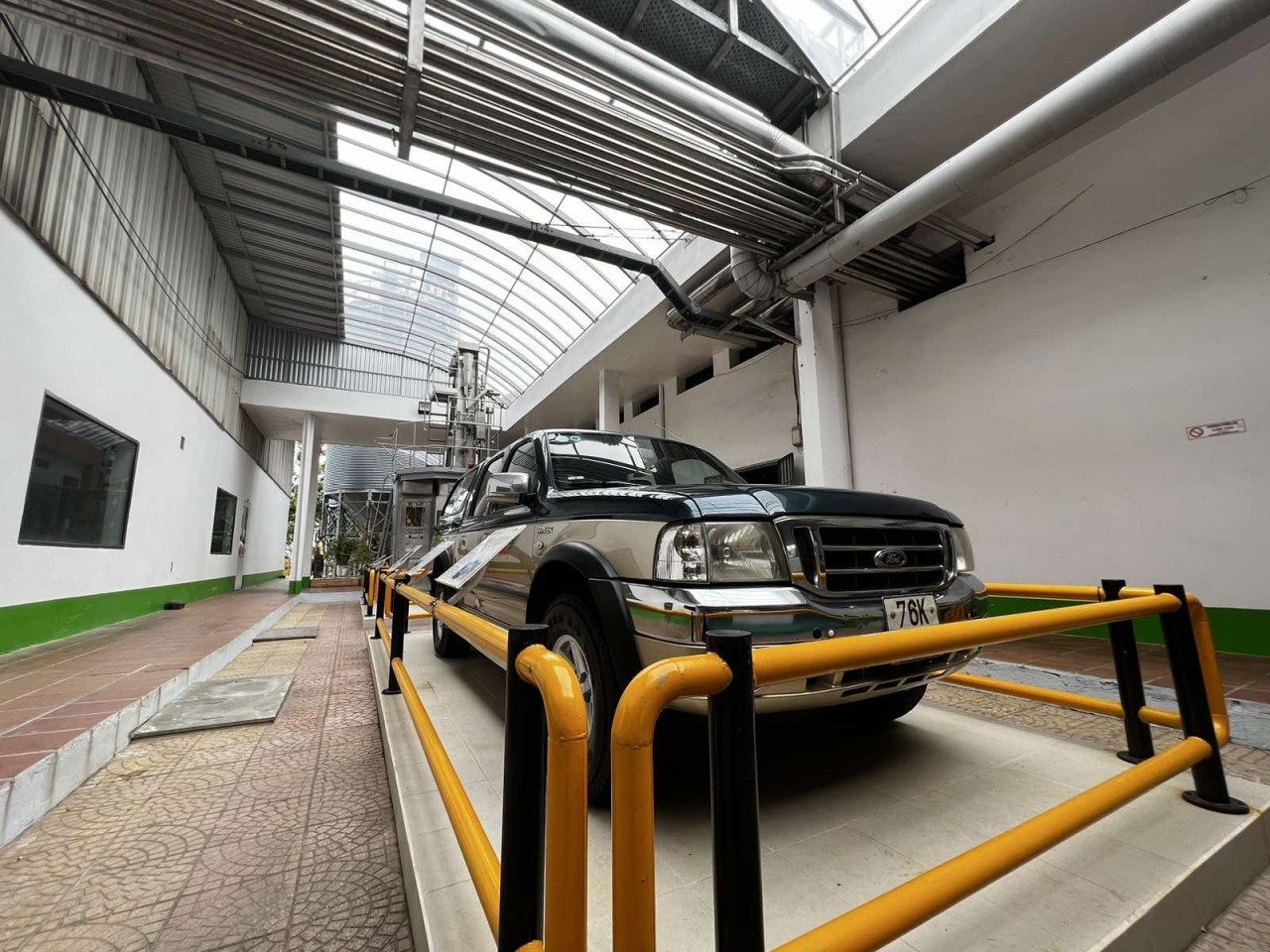Giữa nhà máy Vinasoy, có chiếc xe Ford Ranger 16 tuổi "kể chuyện"