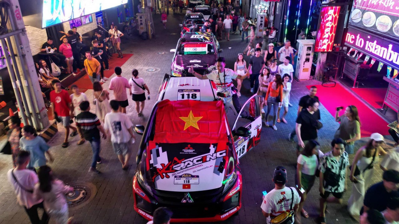 Các tay đua Việt Nam ra mắt hoành tráng tại giải đua AXCR 2023 Các tay đua Việt Nam ra mắt hoành tráng tại giải đua AXCR 2023
