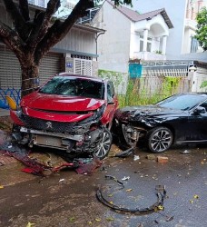 Choáng váng với clip bố dùng xe VinFast Lux A liên tục húc Peugeot 5008 của con trai