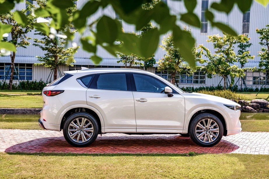 Mazda CX-5 2023 bổ sung hai phiên bản động cơ 2.5L, có chế độ lái địa hình, giá vẫn cực kỳ hấp dẫn Mazda CX-5 2023 bổ sung hai phiên bản động cơ 2.5L, có chế độ lái địa hình, giá vẫn cực kỳ hấp dẫn