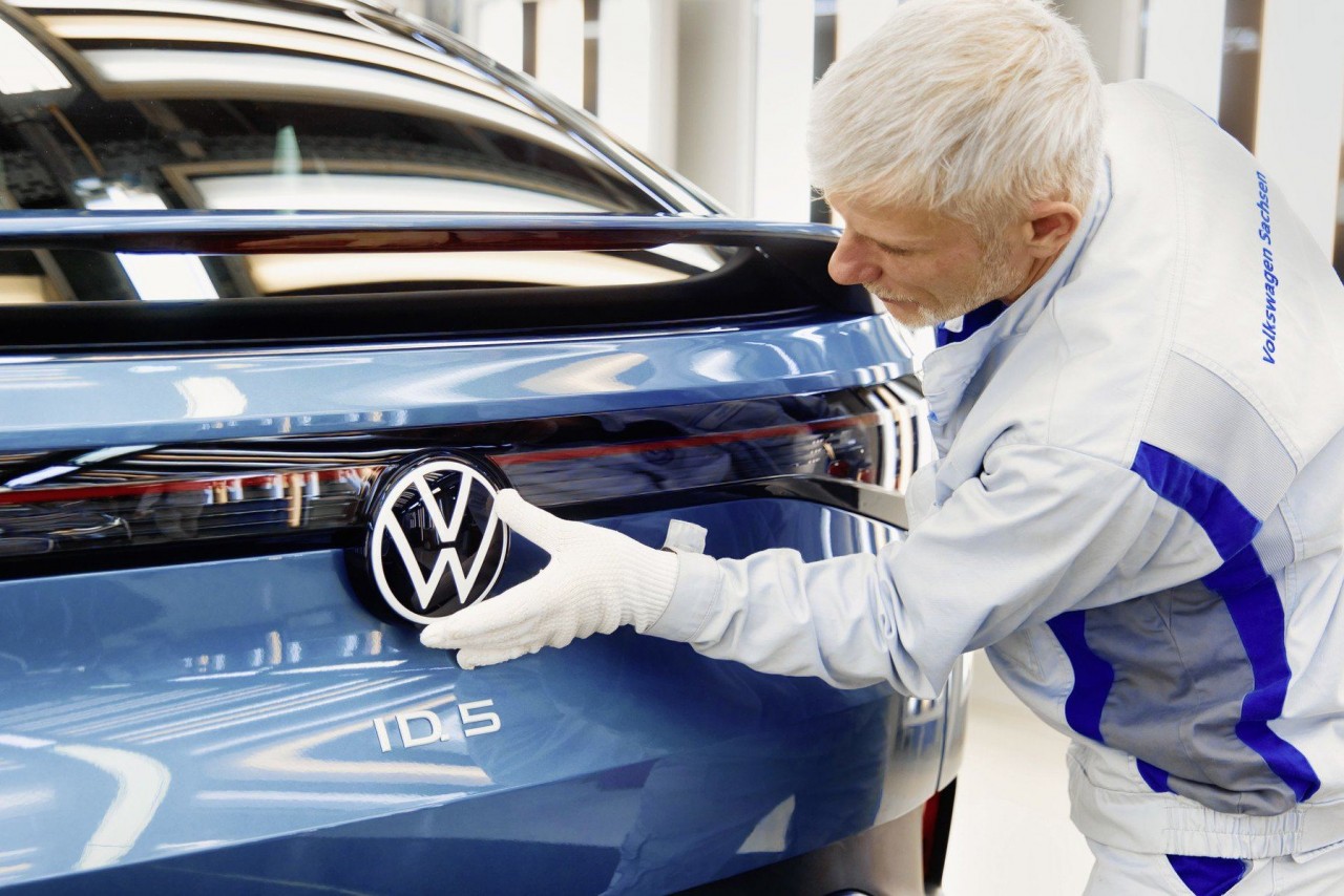 Forbes dự đoán thị trường ô tô 2023 bùng nổ xe điện