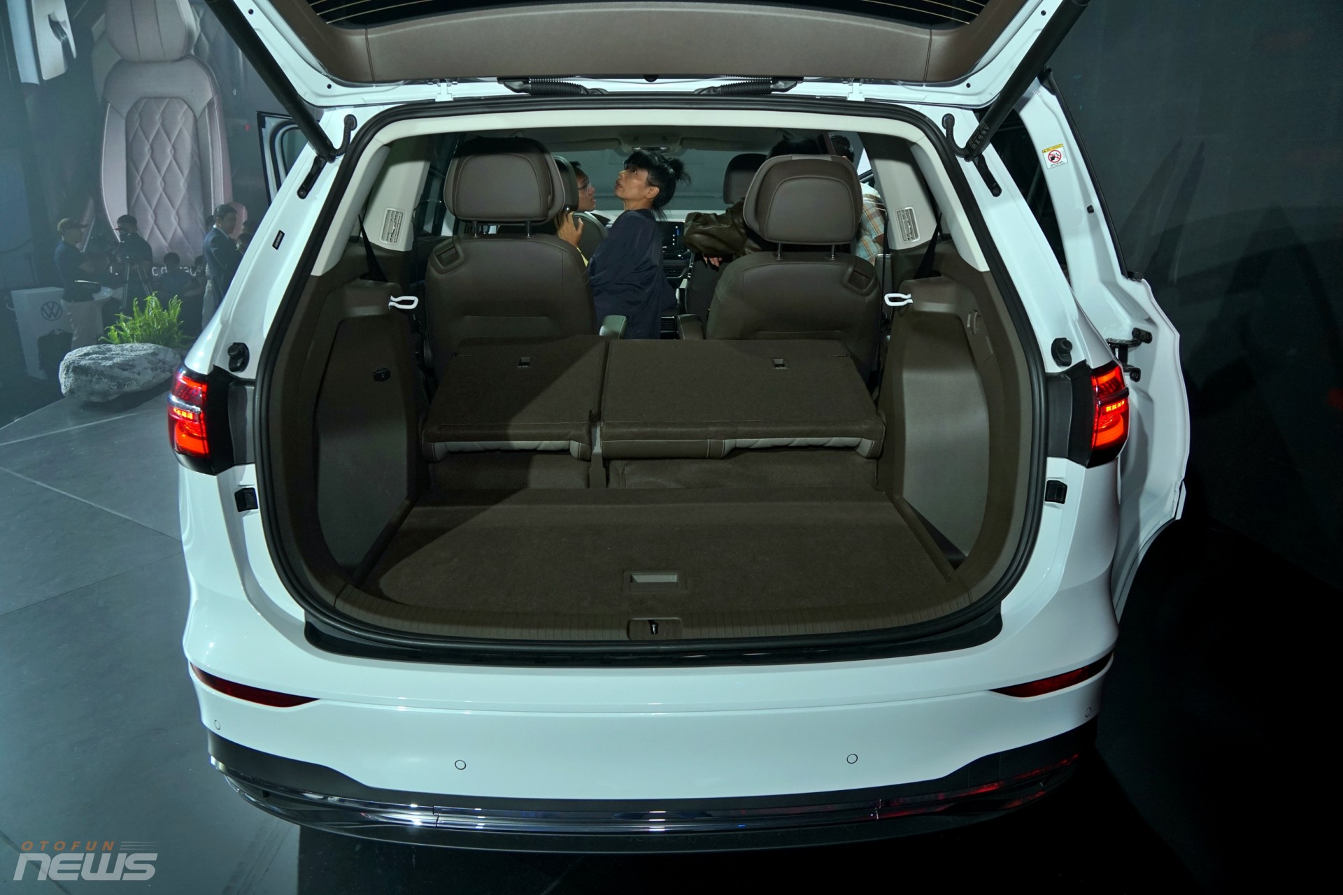 Cận cảnh Volkswagen Viloran 2024 với hàng ghế hạng thương gia Cận cảnh Volkswagen Viloran 2024 với hàng ghế hạng thương gia