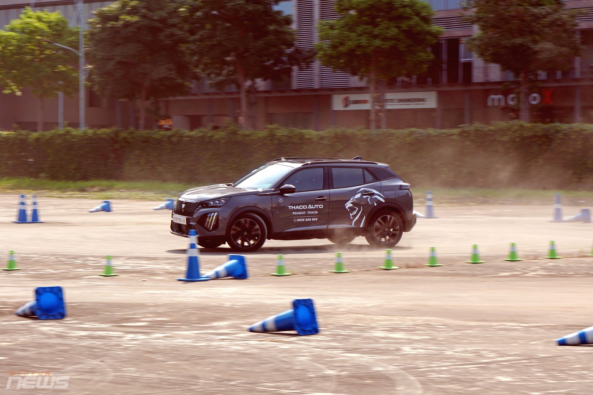 Đánh giá nhanh Peugeot 2008 2025 qua sa hình Gymkhana Đánh giá nhanh Peugeot 2008 2025 qua sa hình Gymkhana