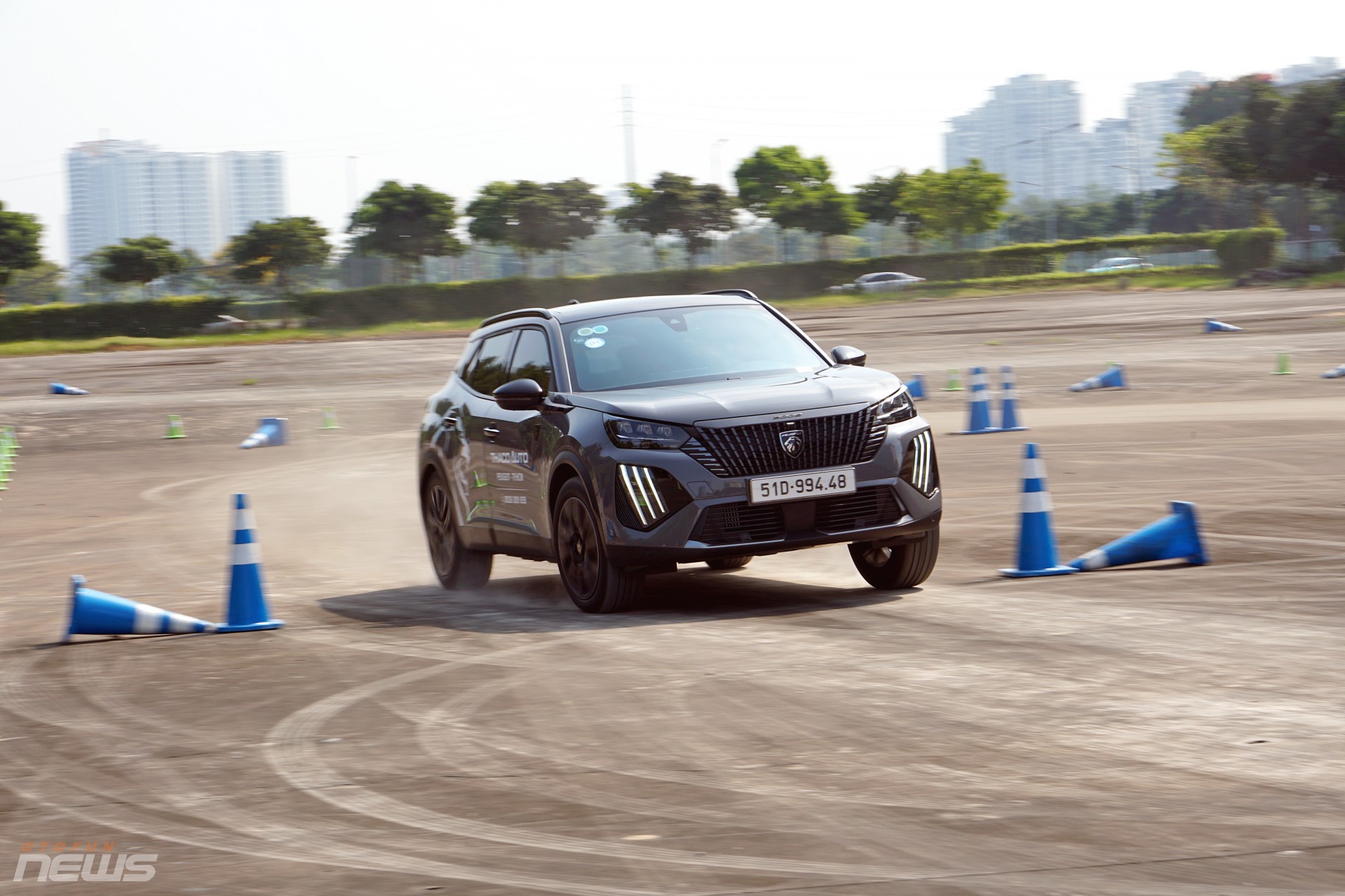Đánh giá nhanh Peugeot 2008 2025 qua sa hình Gymkhana Đánh giá nhanh Peugeot 2008 2025 qua sa hình Gymkhana