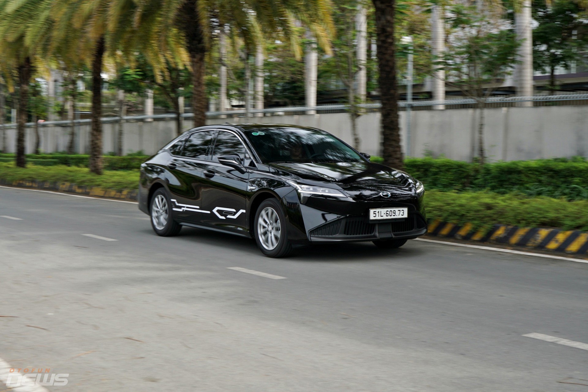 Aion ES: Sedan điện Trung Quốc giữa lằn ranh thực dụng và hiện đại Aion ES: Sedan điện Trung Quốc giữa lằn ranh thực dụng và hiện đại