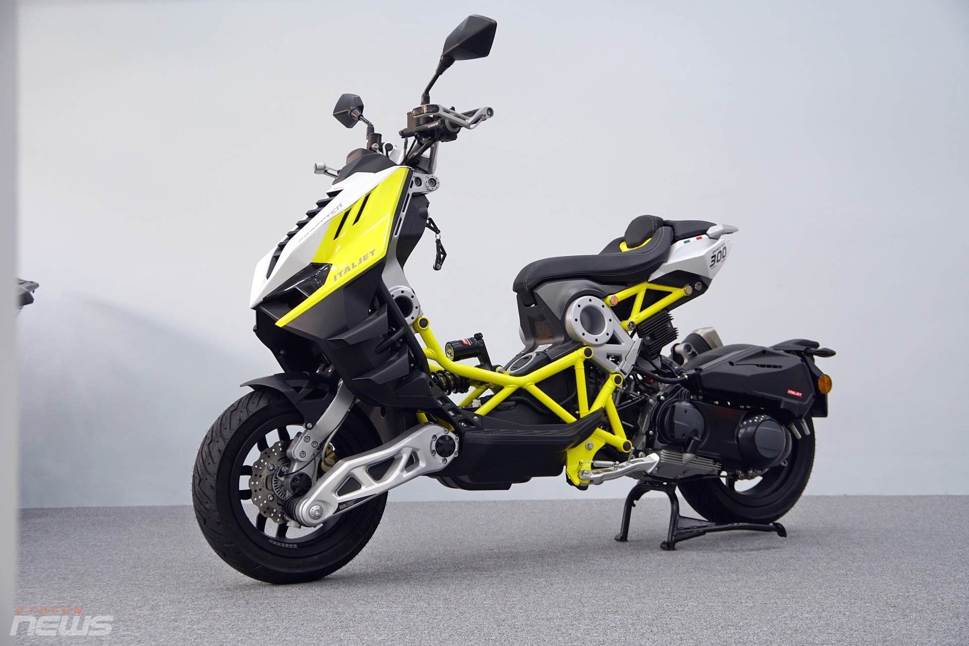 Cận cảnh Italjet Dragster 300, xe tay ga với thiết kế độc lạ Cận cảnh Italjet Dragster 300, xe tay ga với thiết kế độc lạ