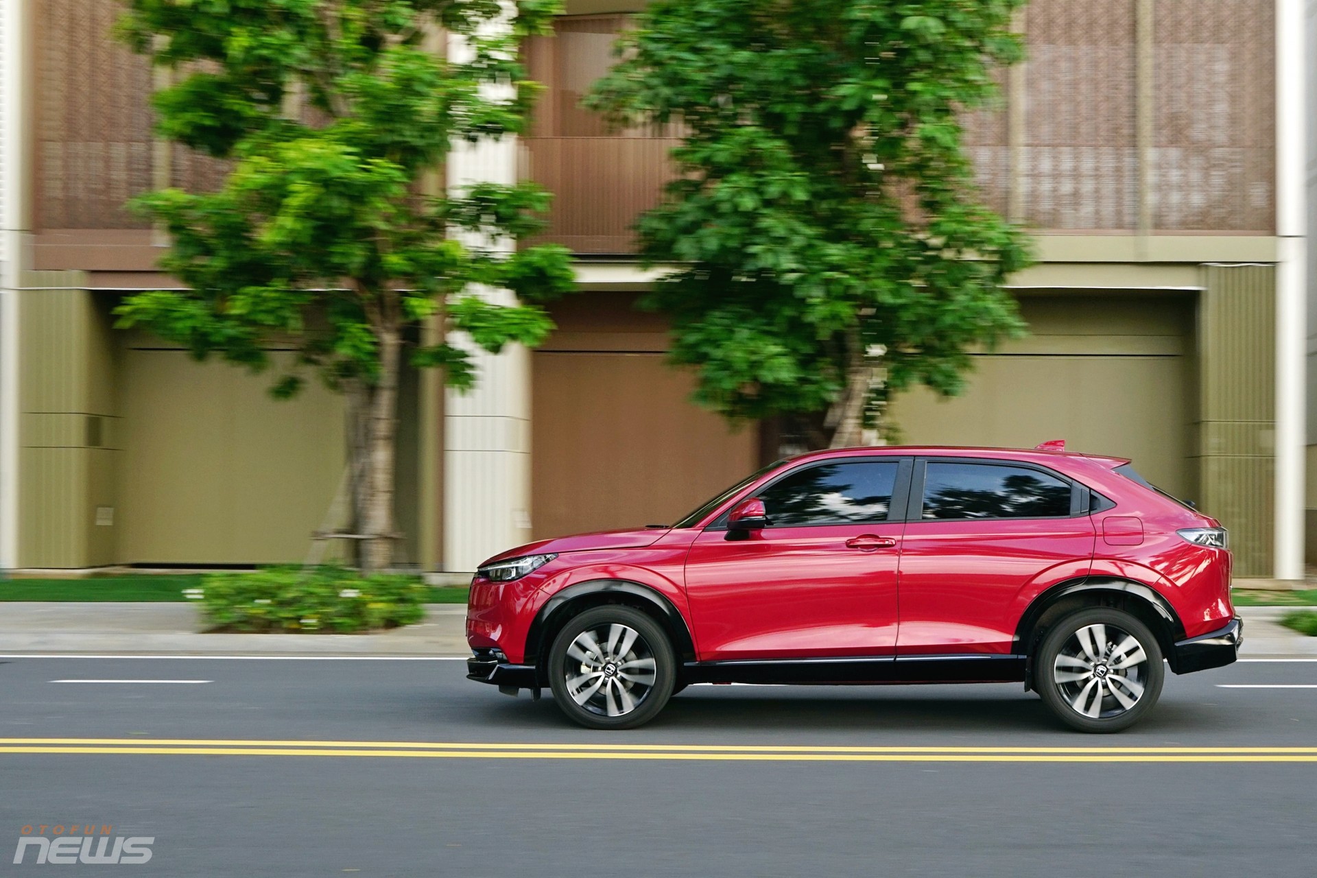 Honda HR-V bản xăng ưu đãi 50 triệu, bản hybrid hỗ trợ trước bạ