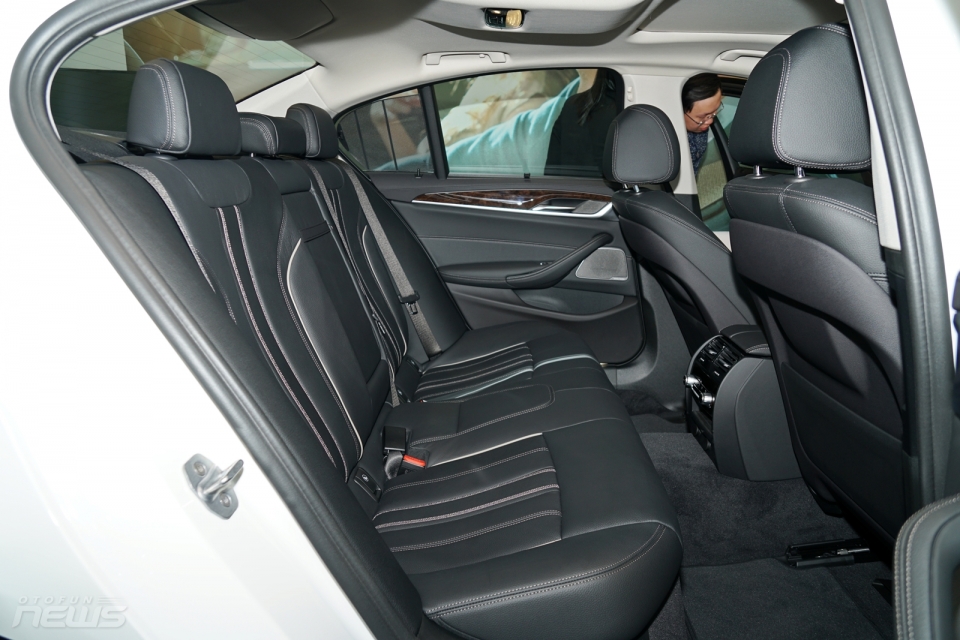 bmw 5 series the he moi chao san viet nam voi gia 239 ty dong
