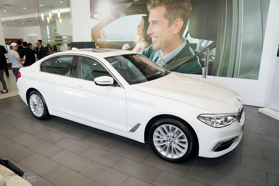 bmw 5 series the he moi chao san viet nam voi gia 239 ty dong