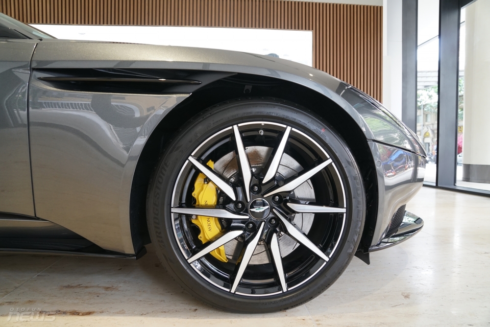 can canh sieu xe anh quoc aston martin db11 chinh hang dau tien viet nam