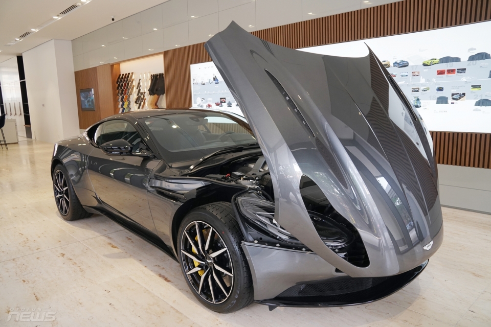can canh sieu xe anh quoc aston martin db11 chinh hang dau tien viet nam