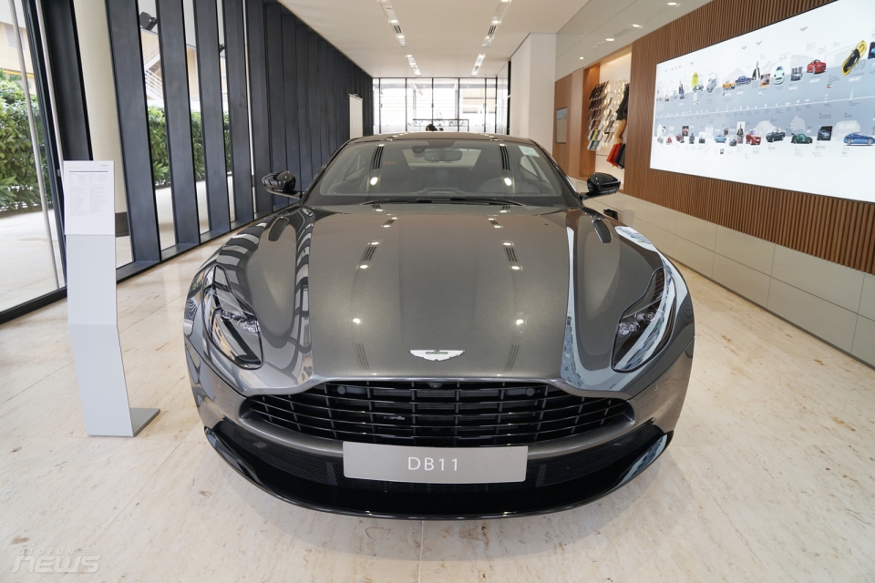 can canh sieu xe anh quoc aston martin db11 chinh hang dau tien viet nam