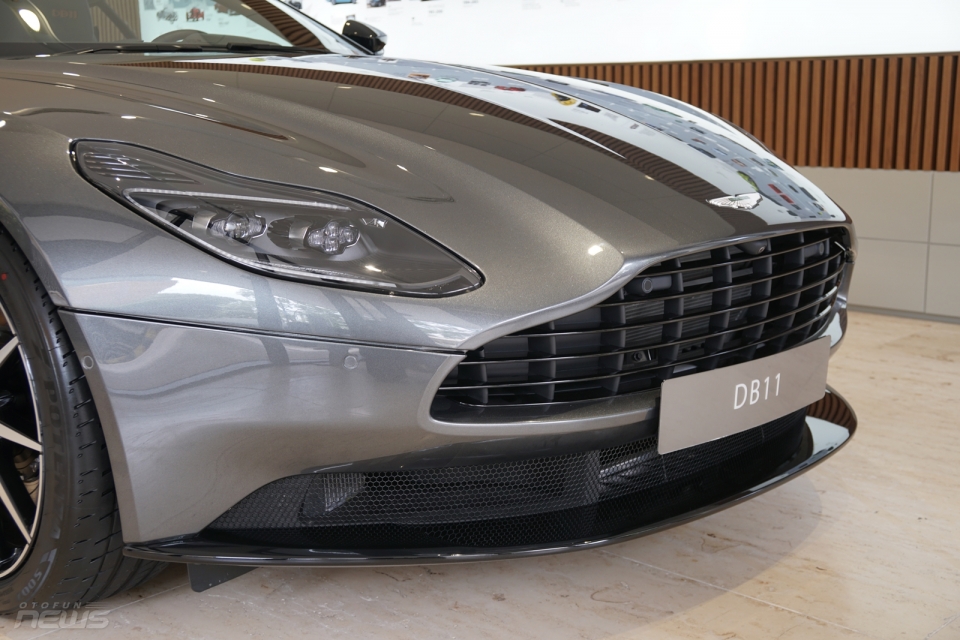 can canh sieu xe anh quoc aston martin db11 chinh hang dau tien viet nam