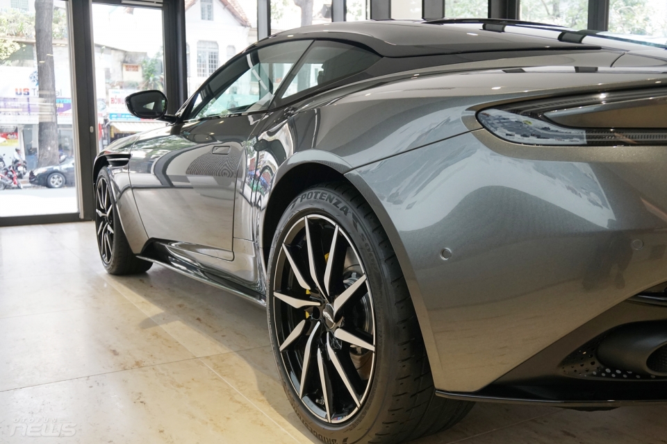 can canh sieu xe anh quoc aston martin db11 chinh hang dau tien viet nam