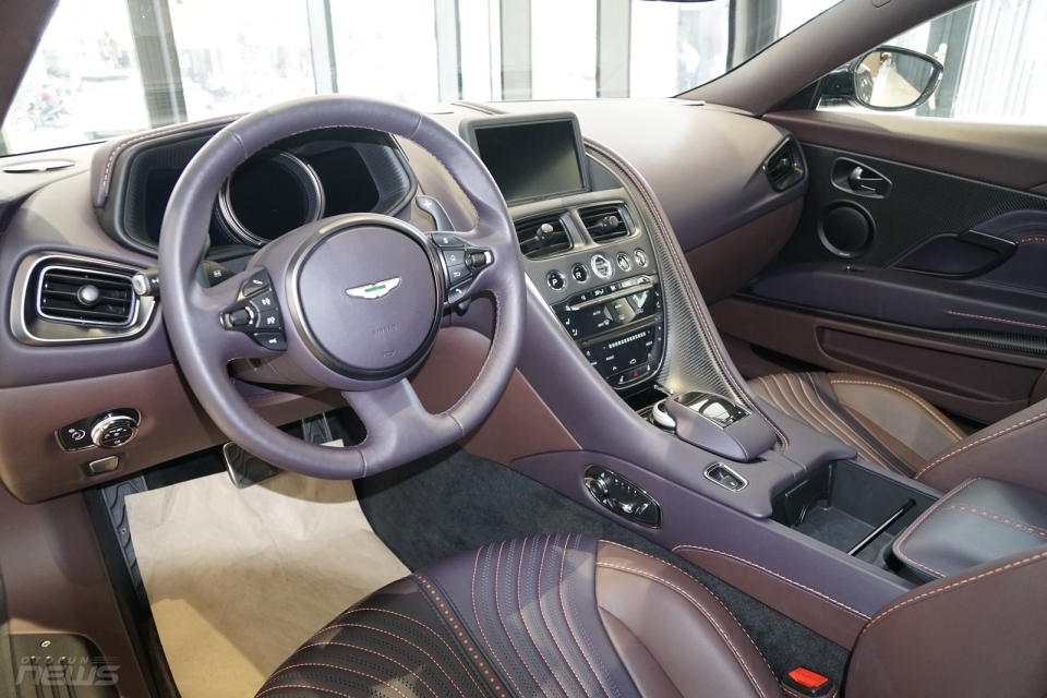 can canh sieu xe anh quoc aston martin db11 chinh hang dau tien viet nam